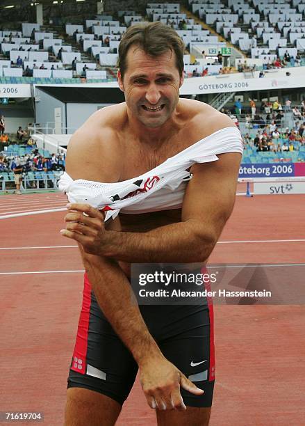 Lars Riedel of Germany takes off his vest during the Men's Discus throw Qualifying Round on day four of the 19th European Athletics Championships at...