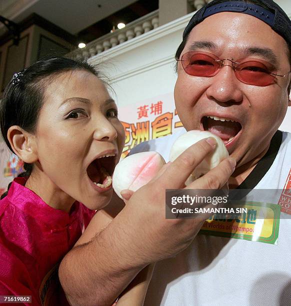 The world woman eating champion Sonya "Black Widow" Thomas from the US, and Hong Kong eating champion Johnny Wu, pose for a picture during a press...