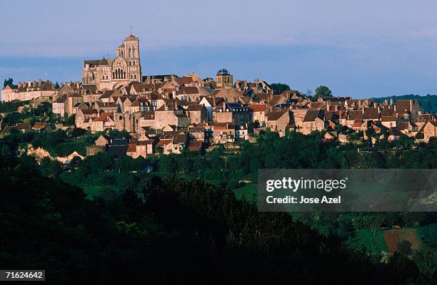 the picturesque village of vezelay on the top of a hill in france. - yonne 個照片及圖片檔