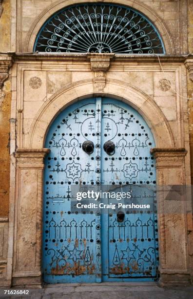 medina doorway, tunis, tunisia - tunisia medina stock pictures, royalty-free photos & images