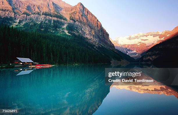mt victoria and lake louise at sunrise in summer, banff national park, canada - monte victoria foto e immagini stock