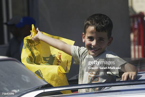 Lebanese refugee child in Syria travels between Lebanon and Syria on August 14, 2006 at the Lebanese checkpoint of al-Masnaa. Hundreds of Lebanese...