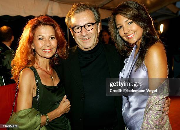 Anchor Jan Hofer and his wife and daughter pose for the media before the ceremony of the Sport Bild Awards 2006 on August 14, 2006 in Hamburg,...