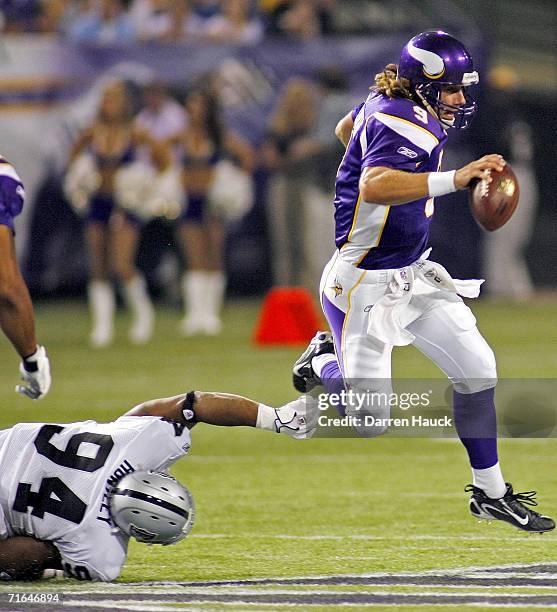 Minnesota Vikings' quarterback J.T. O'Sullivan escapes a tackle from Oakland Raiders' Kevin Huntley in the fourth quarter August 14, 2006 at the...