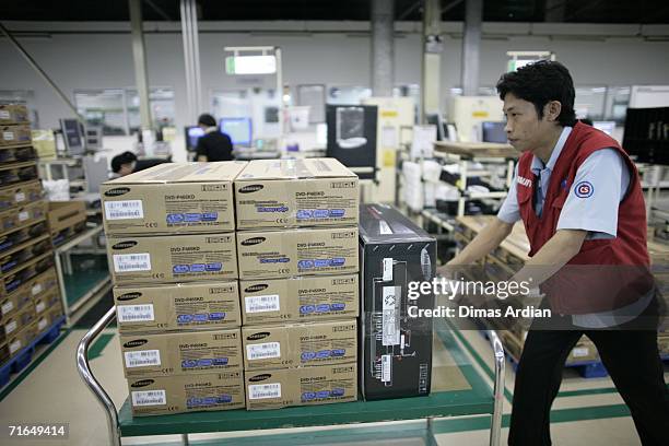 Indonesian labourers work in a Samsung factory August 15, 2006 in Cikarang, Indonesia. The South Korean company employs some 1700 people in the...