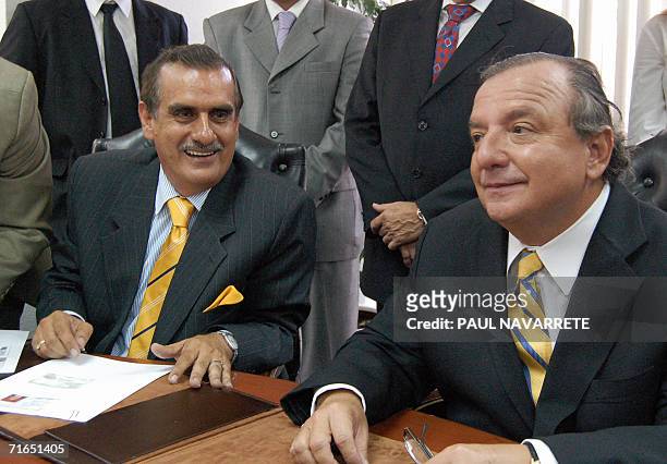 El candidato presidencial Alvaro Noboa y su companero de formula Vicente Taiano inscriben sus candidaturas en la secretaria del Tribunal Supremo...