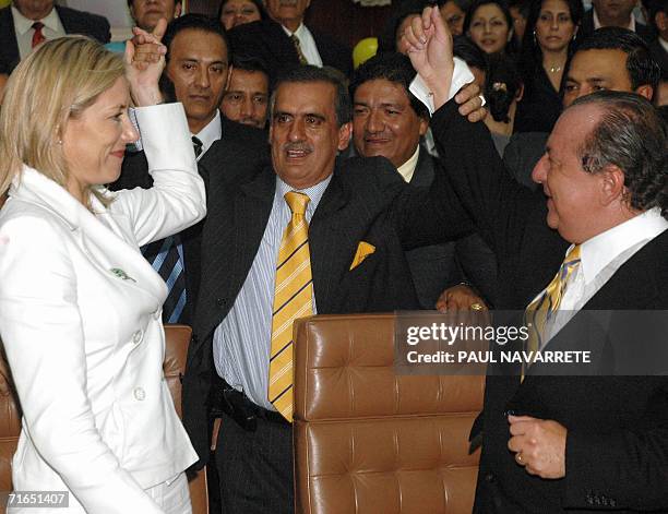 El candidato presidencial Alvaro Noboa , su esposa Anabela Azin y su companero de formula Vicente Taiano saludan tras inscribir sus candidaturas en...