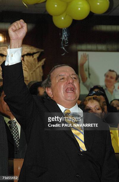 El candidato presidencial Alvaro Noboa saluda tras inscribir su candidatura en la secretaria del Tribunal Supremo Electoral el 15 de agosto de 2006...