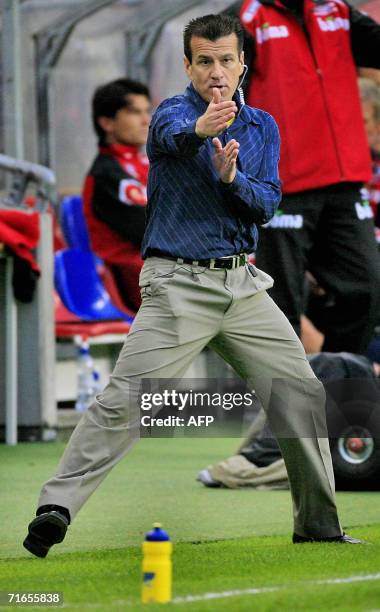 Brazil's headcoach Dunga gestures during a friendly match, 16 August 2006, at Ullevaal Stadium in Oslo, Norway. AFP PHOTO / DANIEL SANNUM LAUTEN