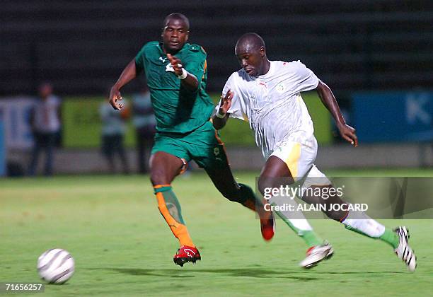 Ivorian Emmanuel Eboue vies with Senegalese Moussa N'Diaye during their friendly football match Ivory Coast vs Senegal at the vallee du cher stadium,...