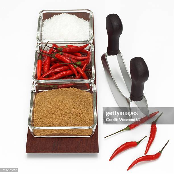 red chillies, salt and brown sugar on tray, close-up - wiegemesser stock-fotos und bilder