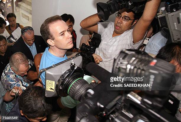 Teacher John Mark Karr makes his way throught the media at the Thai Immigration Department in Bangkok, 17 August 2006. Police said 17 August that...