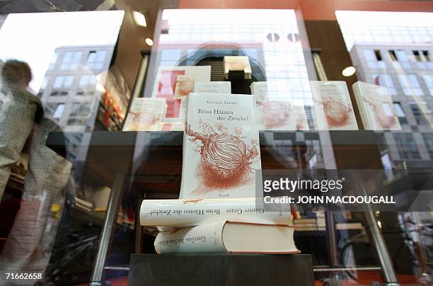 German Nobel Prize laureate Guenter Grass' latest book "Beim H?uten der Zwiebel" is on display in a Berlin bookshop 17 August 2006. Orders have more...