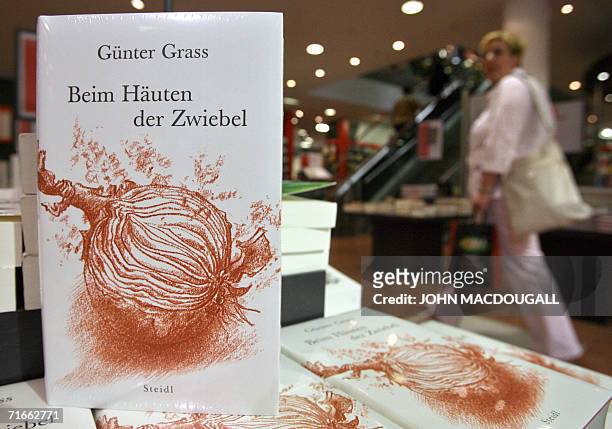 German Nobel Prize laureate Guenter Grass' latest book "Beim H?uten der Zwiebel" is on display in a Berlin bookshop 17 August 2006. Orders have more...