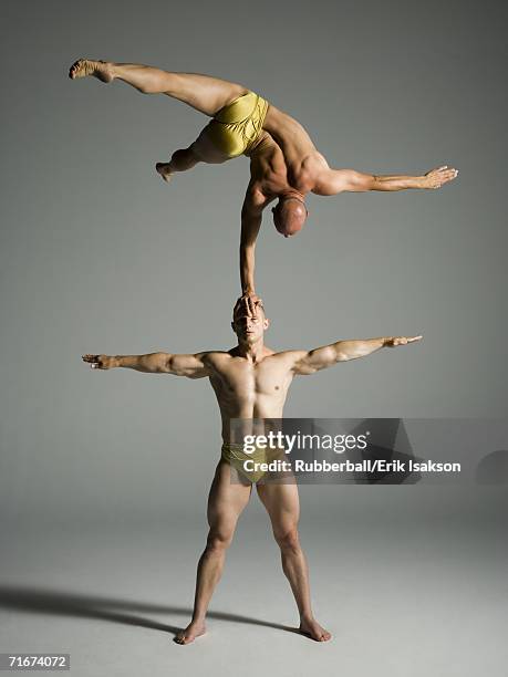 two male acrobats performing - acrobate photos et images de collection