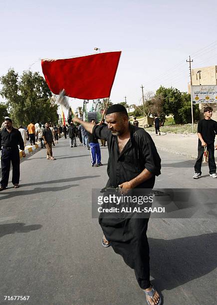 Shiite Iraqi practices self flagellation as he heads 19 August 2006 towards Shiite Imam Musa al-Kazim shrine in the al-Kazimiah district north of...