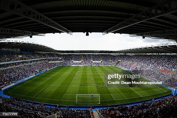 General view as play begins during the Barclays Premiership match between Reading and Middlesbrough at the Madejski Stadium on August 19, 2006 in...