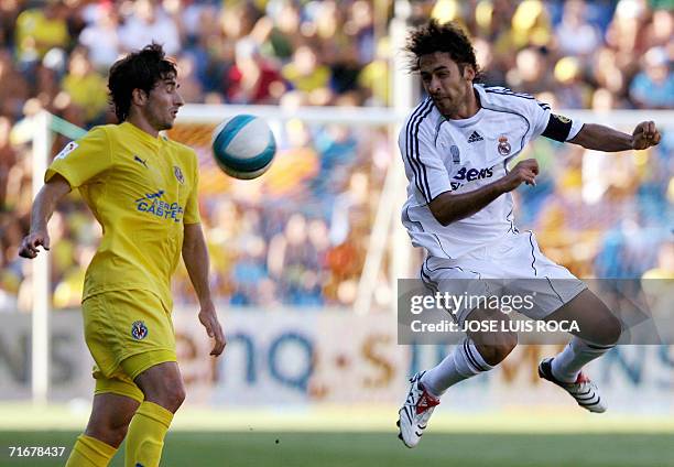 Real Madrid?s player Raul vies with Villarreal?s player Cani during a match of the Carranza trophy at Ramon de Carranza Stadium in Cadiz, 19 August...