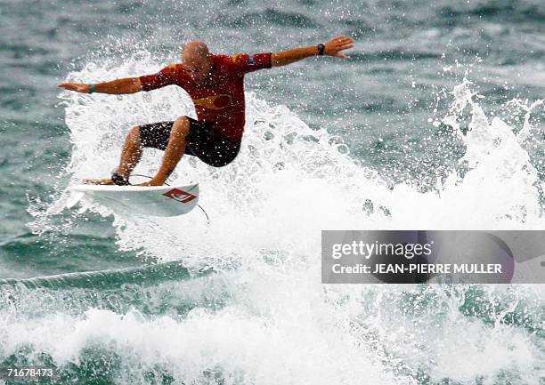 Australian Jake Patterson surfs a wave and qualifies for the quarter final of the Sooruz Lacanau Pro surf contest, 19 August 2006 in Lacanau,...