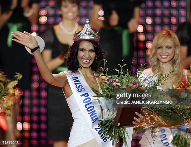 Marzena Cieslik waves to the public after being crowned Miss Poland in the final of the Miss Polonia 2006 beauty contest in Warsaw 19 August 2006....