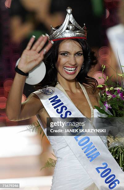 Marzena Cieslik waves to the public after being crowned Miss Poland in the final of the Miss Polonia 2006 beauty contest in Warsaw 19 August 2006....