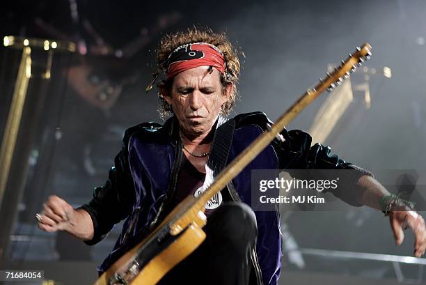 The Rolling Stones member Keith Richards performs on stage at Twickenham Stadium on August 20, 2006 in London, England.