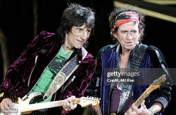 The Rolling Stones members Keith Richards and Ron Wood perform on stage at Twickenham Stadium August 20, 2006 in London, England.
