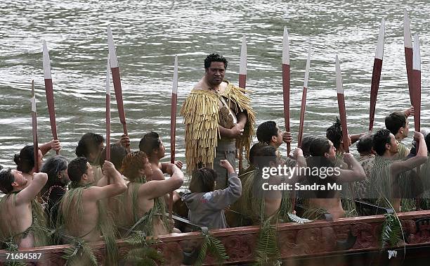 Waka travels down the Waikato river accompanying the Maori Queen's coffin on August 21, 2006 in Ngaruawahia, New Zealand. Queen Dame Te...