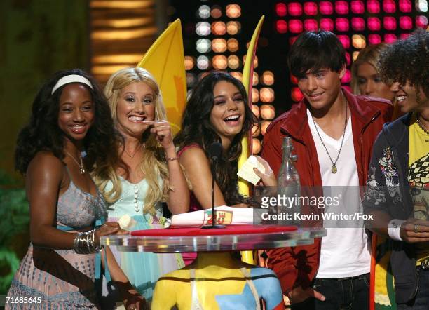 Actors Monique Coleman, Ashley Tisdale, Vanessa Anne Hudgens, Zac Efron, and Corbin Bleu accept the award for Choice Comedy/Musical movie for "High...