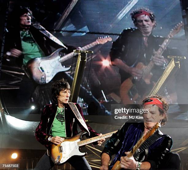 The Rolling Stones members Keith Richards and Ron Wood perform on stage at Twickenham Stadium on 20 August, 2006 in London, England.