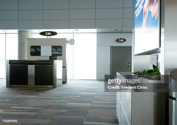 Check Inrlines Gate 45,398 Boarding Gate Stock Photos, High-Res Pictures, and Images ...