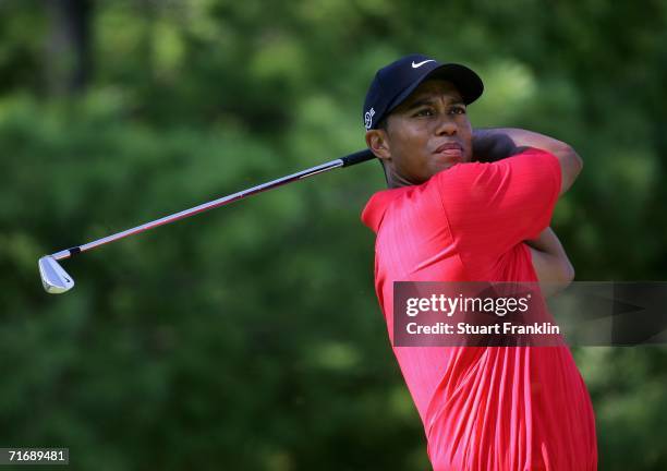 Tiger Woods plays his tee shot on the nineth hole during the final round of the 2006 PGA Championship at Medinah Country Club on August 20, 2006 in...