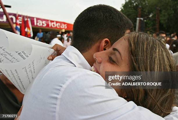 Dos estudiantes no identificados se felicitan mutuamente al recibir sus diplomas de Doctores en Medicina, el 22 de agosto del 2006 en La Habana. Mil...