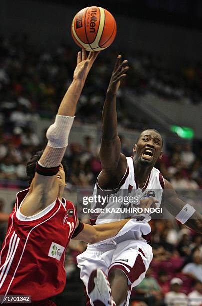 Qatar's Omer Abgader Salem and Turkey's Kerem Gonlum vie for the ball during a match of the Group C preliminary round at the World Basketball...