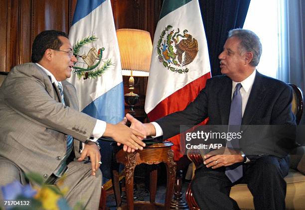 Manuel Andrade , gobernador de Tabasco, Mexico, y el presidente de Guatemala Oscar Berger, estrechan sus manos en una reunion que mantuvieron en la...