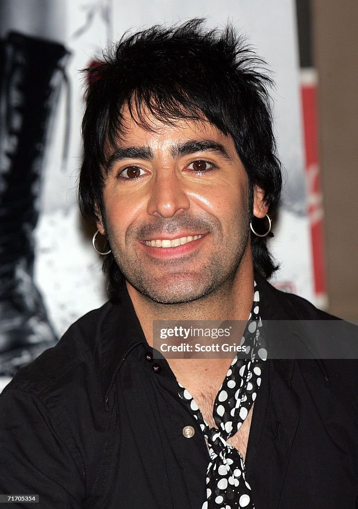 Mana Signs New CD Amar Es Combatir At Virgin Megastore