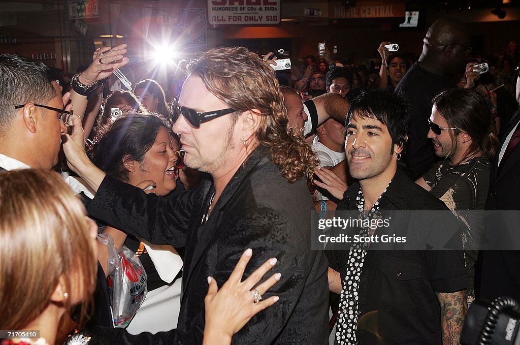 Mana Signs New CD Amar Es Combatir At Virgin Megastore