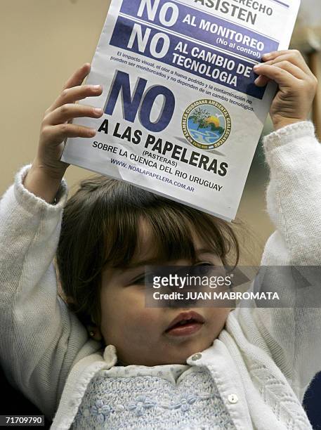 Buenos Aires, ARGENTINA: Victoria Fritzer una nina de Gualeguaychu participa con su familia en una demostracion frente a la embajada de Finlandia en...