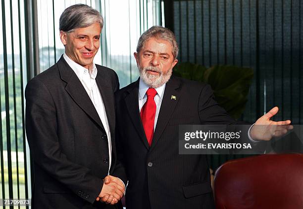 El vice presidente de Bolivia Alvaro Linera y el presidente de Brasil Luiz Inacio Lula da Silva estrechan sus manos durante un encuentro en el...