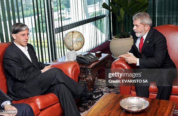 El vice presidente de Bolivia Alvaro Linera y el presidente de Brasil Luiz Inacio Lula da Silva conversan durante un encuentro en el Palacio de...