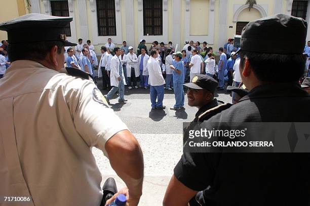 Medicos residentes del hospital San Juan de Dios protestan frente al edificio del Congreso en Ciudad de Guatemala, el 24 de agosto de 2006. Decenas...