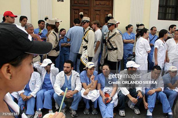 Medicos residentes del hospital San Juan de Dios protestan pasivamente frente al edificio del Congreso en Ciudad de Guatemala, el 24 de agosto de...