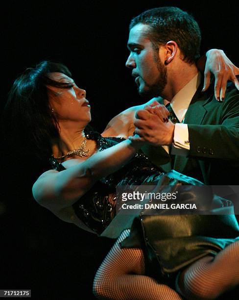 Buenos Aires, ARGENTINA: Chizuko Kuwamoto and Sebastian Bianchi, from Argentina, dance the tango "Pa que te oigan bandoneon" during the semifinal of...