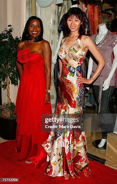 Linda McNair with model wearing Alan Del Rosario 2006 line, held on August 24, 2006 in Los Angeles, California.