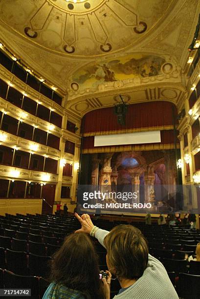 Una nina con su madre toma fotografias mientras visitan el Teatro Solis durante el feriado nacional del 25 de agosto de 2006, en Montevideo. El...