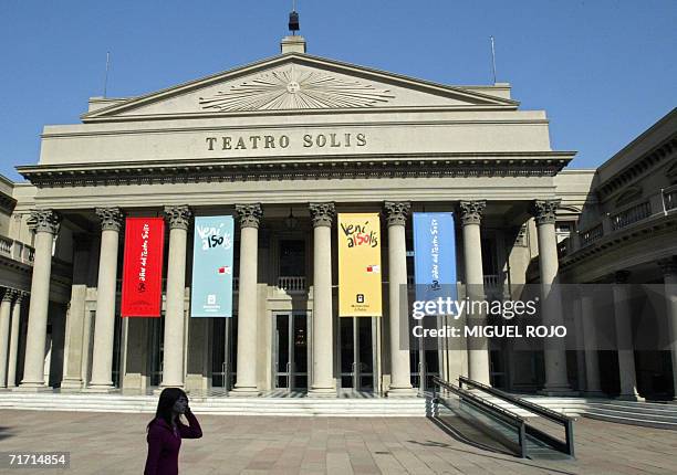 Una persona camina frente al Teatro Solis en Montevideo, el 24 de agosto de 2006. El teatro, un referente simbolico ineludible para los montevideanos...