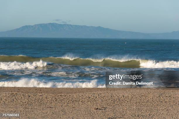 offshore wind blowing spray back from waves with channel islands on horizon, oxnard, california, usa - oxnard - fotografias e filmes do acervo