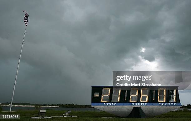 Us Space Shuttle Clock Photos and Premium High Res Pictures - Getty Images