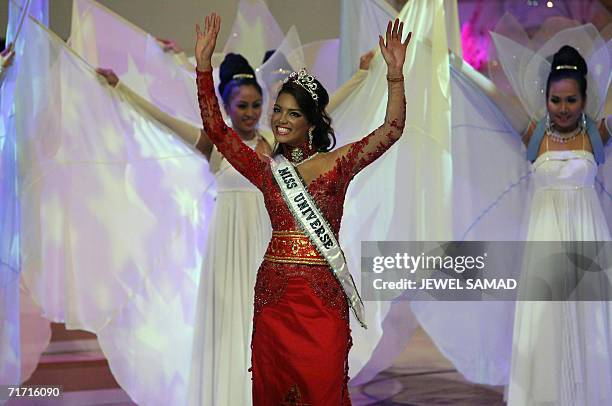 Crowned Miss Universe Puertorican Zuleyka Rivera appears on stage during Puteri Indonesia or Miss Indonesia 2006 contest in Jakarta, late 25 August...