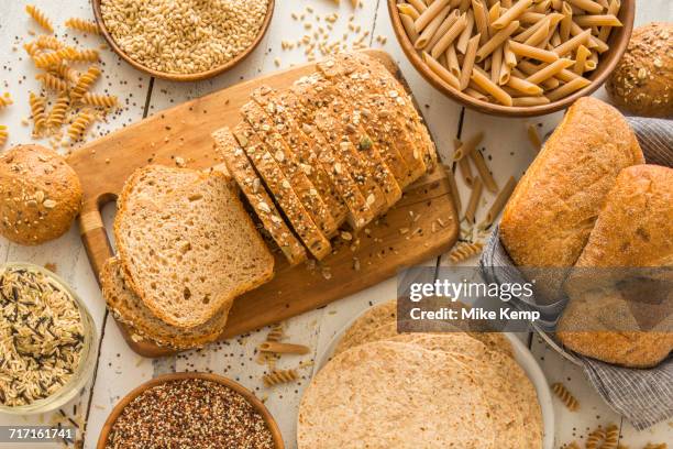 brown bread on cutting board - volkoren stockfoto's en -beelden